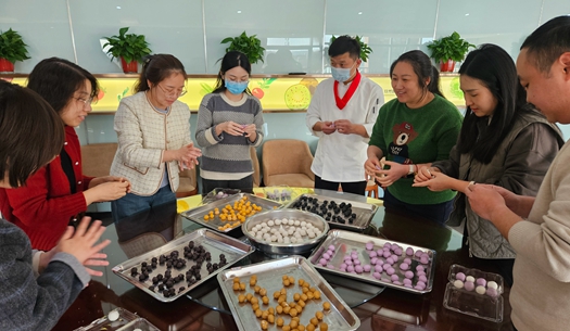滾湯圓、猜燈謎、制花燈~~元宵節(jié)就要這樣過